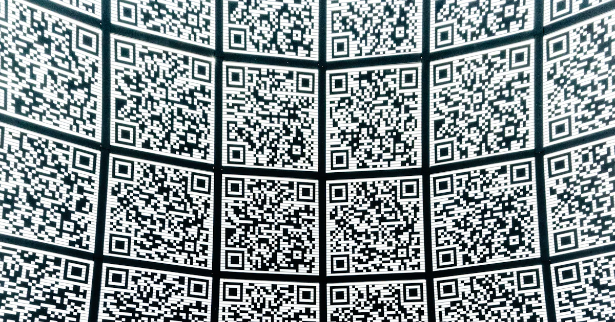 Setiap QR Code tersusun dari kotak-kotak kecil hitam dan putih.